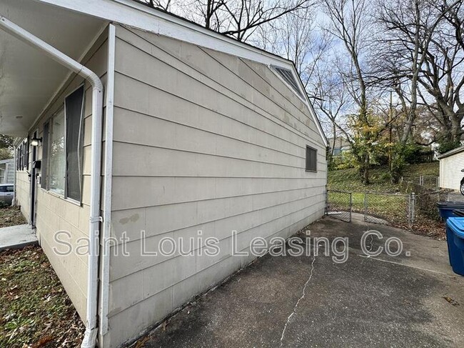 Building Photo - 227 Meadowcrest Dr