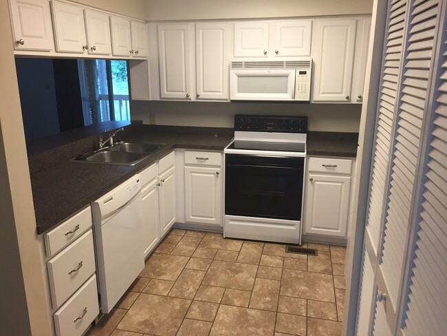 Building Photo - Beautiful Condo close to the oceanfront!!
