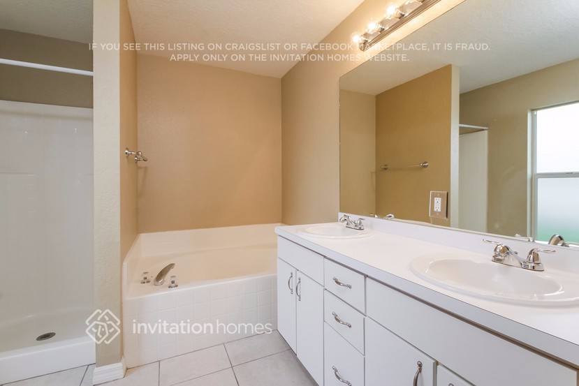 Building Photo - 3228 N Biscayne Dr
