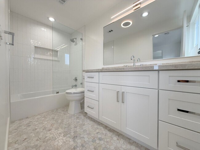 Building Photo - Stunning Remodeled Home in South Huntington Beach – Minutes to the Beach!
