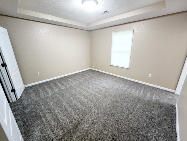 Building Photo - 4102 Valley View Dr NE