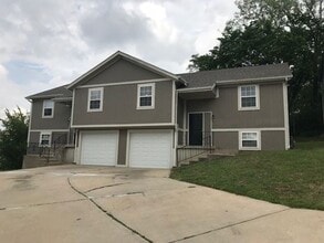 Building Photo - Beautiful 3 Bedroom 2 Bath Duplex!