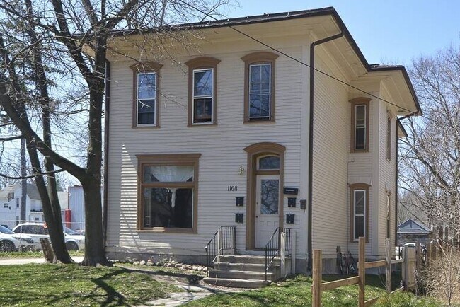 Building Photo - Attractive Remodeled Efficiency 2nd floor ...