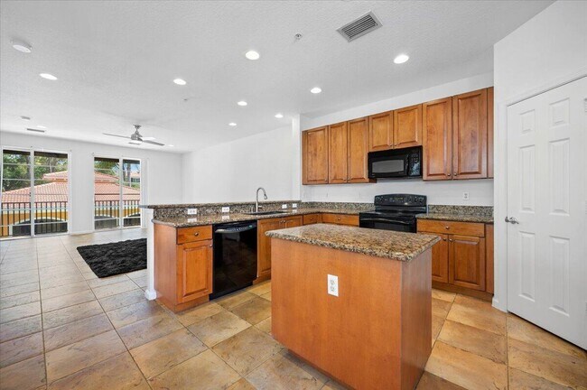 Building Photo - 131 Greenwich Cir
