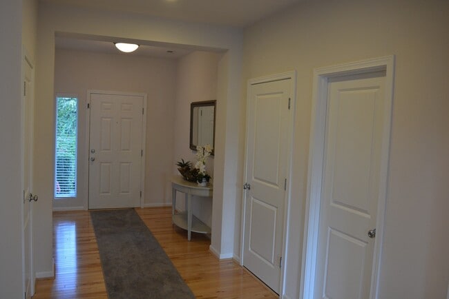 Building Photo - Amazing 4 bedroom home on Tumwater Hill!!