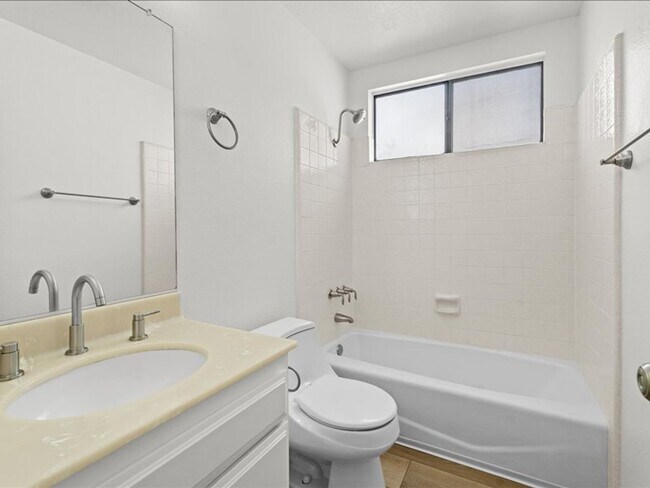 Building Photo - Spacious 3Beds+2.5Baths Townhouse With A B...