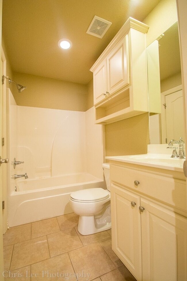 Building Photo - Beautiful & spacious 4 Bedroom condo w/fen...