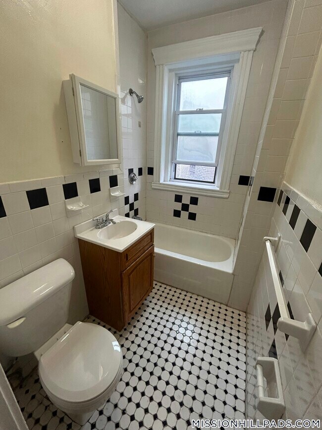 Building Photo - 364 Riverway