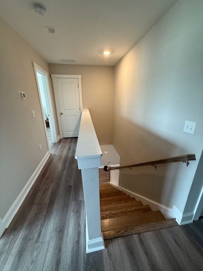 Building Photo - Quaint Neighborhood Living: Spacious 3 Bed...