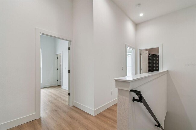 Building Photo - 3840 Pompano Dr SE