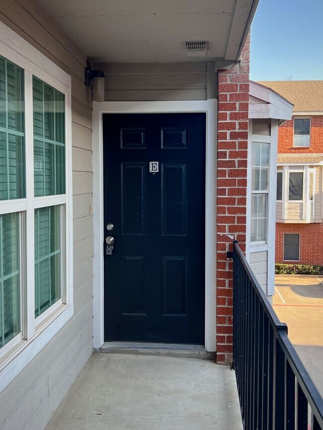 Building Photo - Updated 2 bed 2.5 bath steps away from Campus!