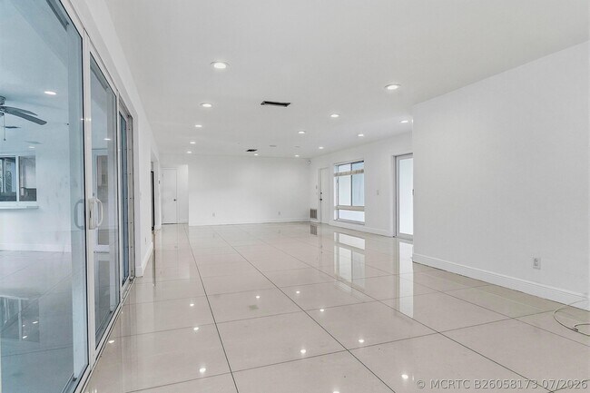 Building Photo - 2910 NE 40th Ct
