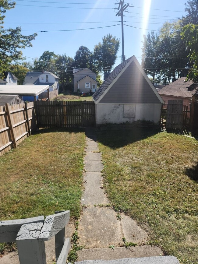 Building Photo - 3 BR near University of Saint Francis