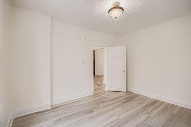 Building Photo - 84 Isabel St W