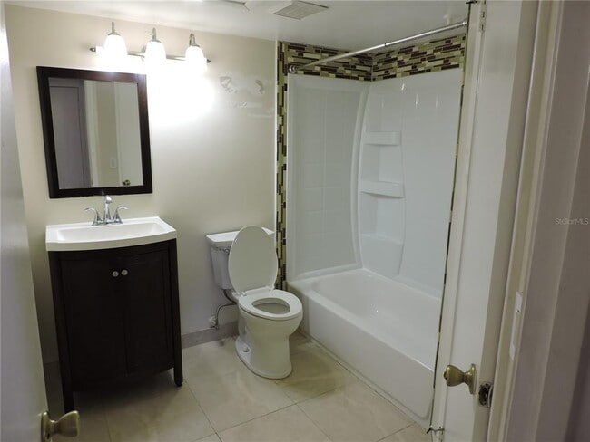 Building Photo - 415 Lakepointe Dr