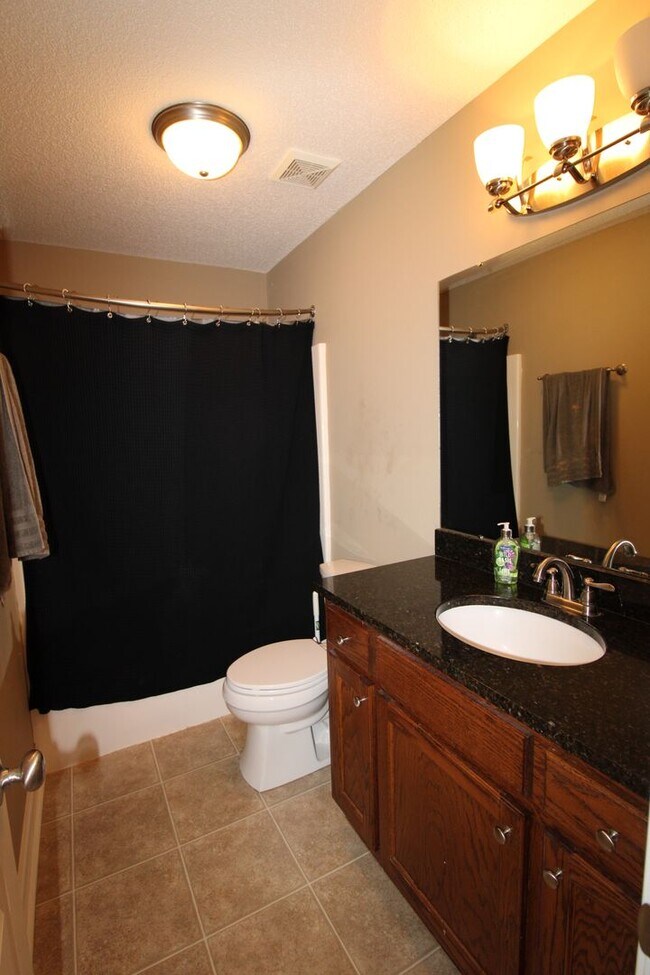 Building Photo - Popular Linwood Plantation - 3/2, huge fen...