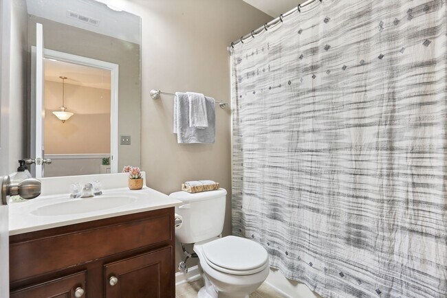 Building Photo - Charming 3 BD - 2.5 BA townhome located so...