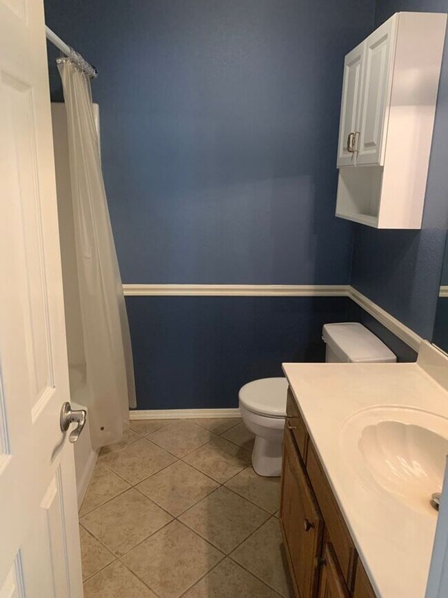 Building Photo - This beautifully updated three-bedroom, tw...