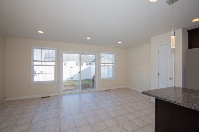 Building Photo - 3 bed, 2full/2 half bath Townhome in Marti...