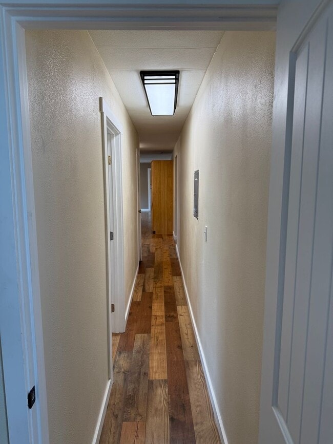 Building Photo - Updated 2 Bedroom, 1 Bath Home – Quiet Inside, Even Next to the Freeway