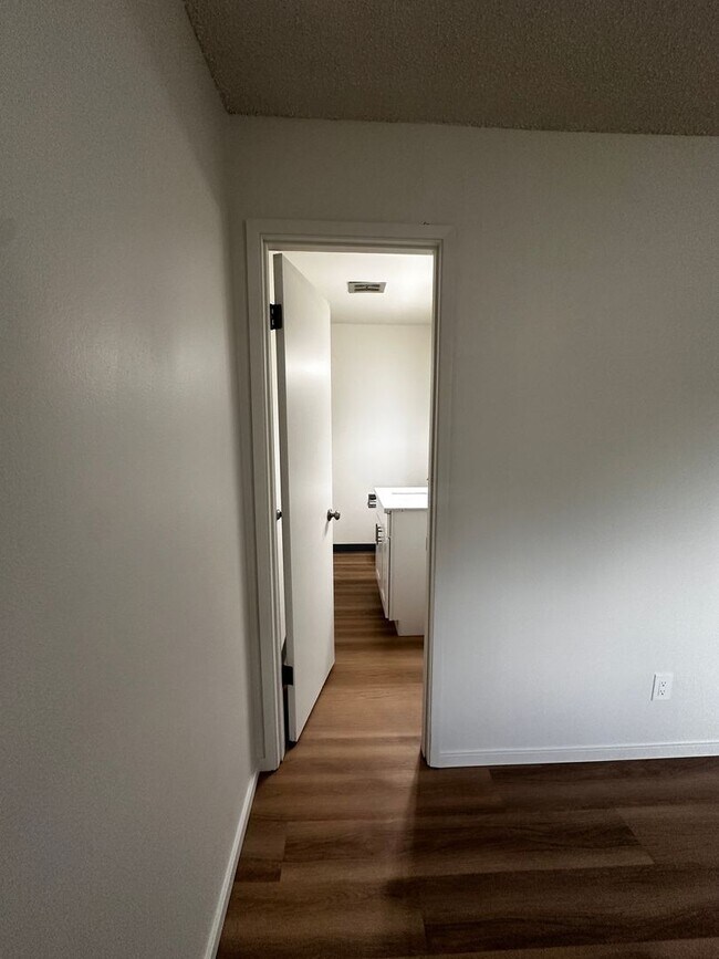 Building Photo - Spacious 3-Bedroom Apartment with Limited-...