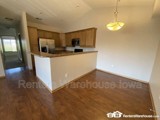 Building Photo - 2000 Meadow Ct