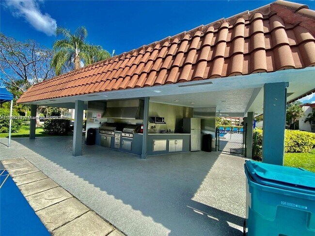 Building Photo - 671 S Hollybrook Dr