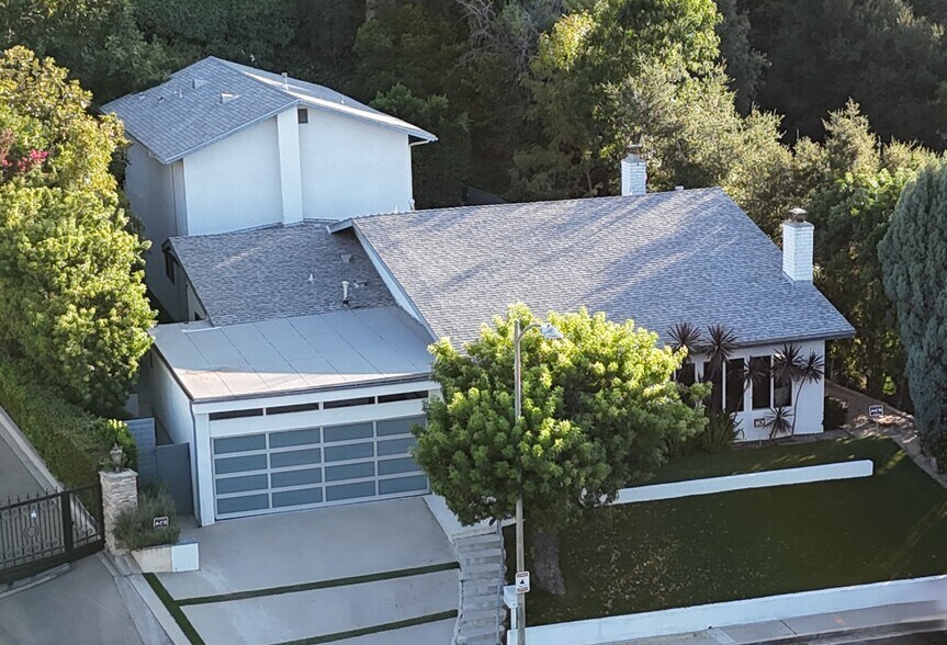 Building Photo - 15672 Castlewoods Dr