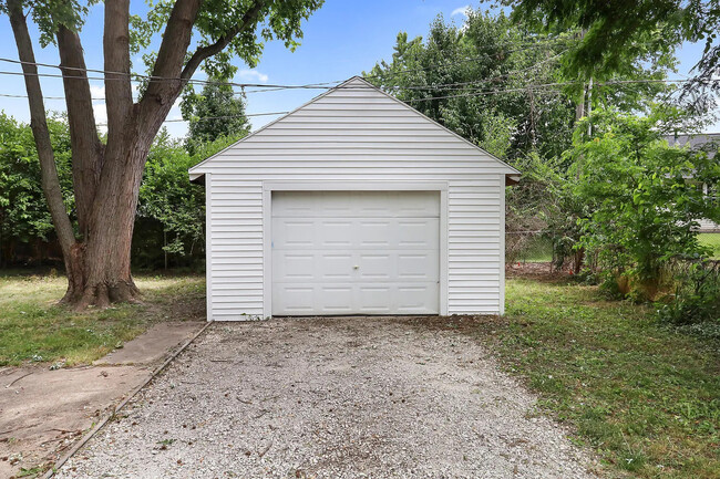 Building Photo - 2201 Country Squire Dr