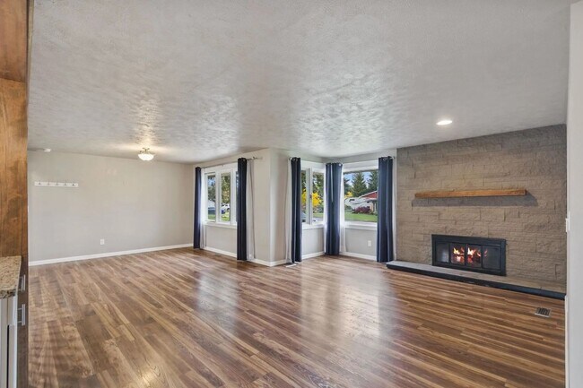 Building Photo - Beautiful 5-Bedroom Home in Mead School Di...