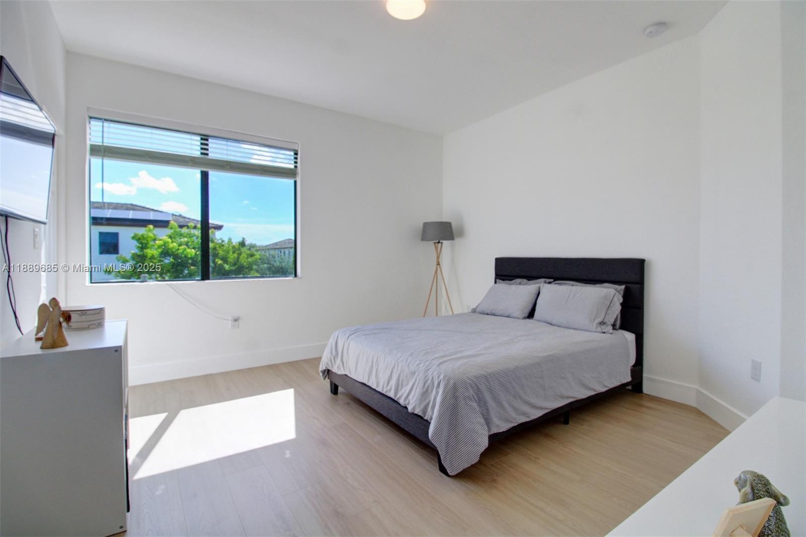 Building Photo - 21016 NE 2nd Ct