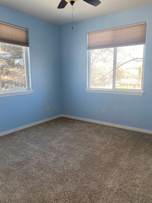 Building Photo - Spacious  3 bedroom 2.5 bathroom townhouse