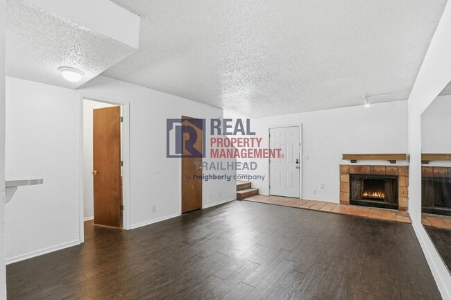 Building Photo - Well-Designed 2 Bedroom Townhome Near Camp Bowie