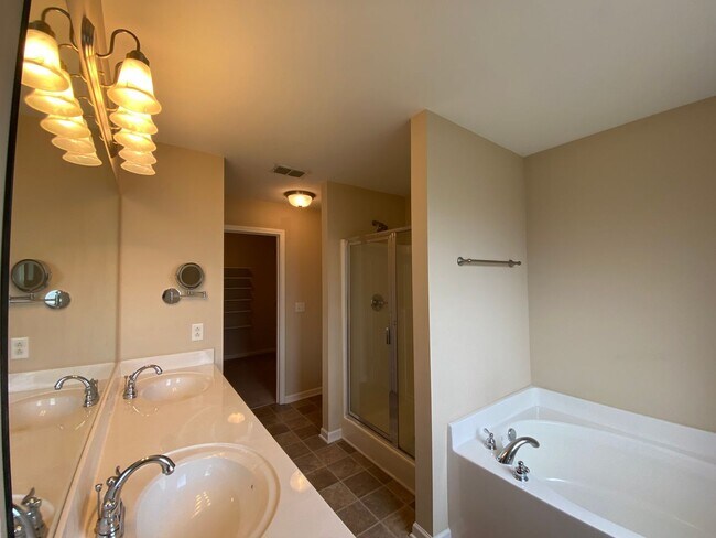 Building Photo - 3 Bedroom / 3 Bathroom / End Unit Townhome...
