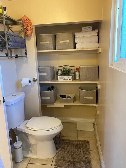 Building Photo - 582 E Kingsley Ave