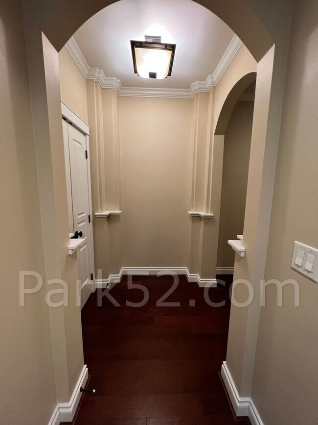 Building Photo - 1 Bed 1.5 Bath Theater District Condo + Am...