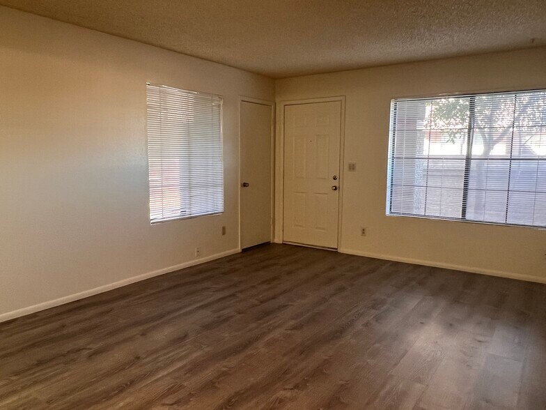 Building Photo - 700 E Mesquite Cir