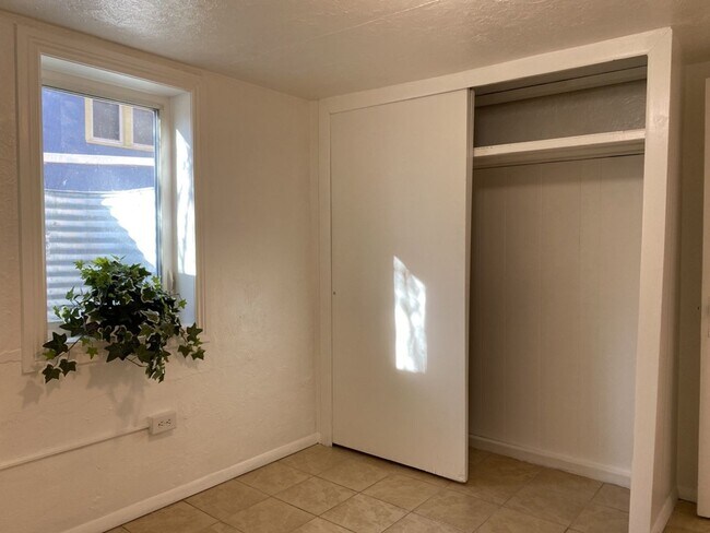 Building Photo - 1127 W Mulberry St