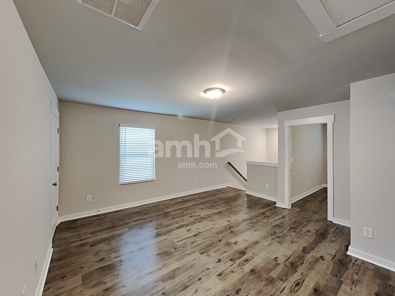 Building Photo - 468 Camp dr
