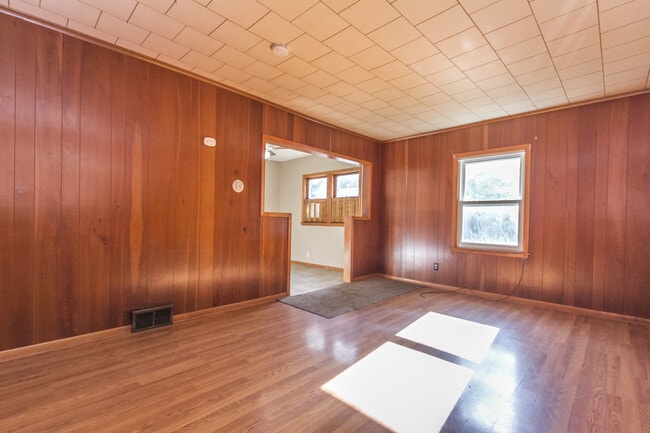 Building Photo - 2 Bedroom 2 Bathroom Home Available