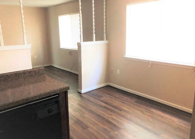 Building Photo - 3 Bedroom 1.5 Bath
