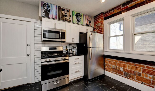 Building Photo - Charming 2-Bedroom Duplex in Franklin Park