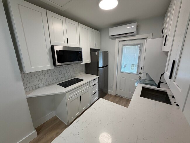 Building Photo - 1077 NE 34th St