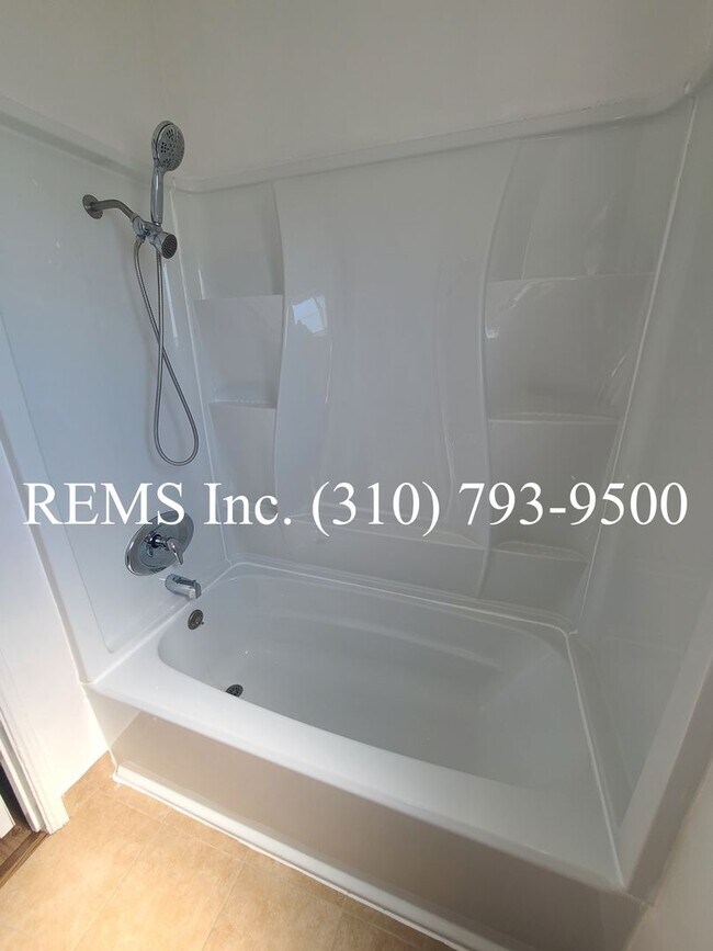 Building Photo - Bright 1 Bedroom Upstairs Apartment w/ Garage Parking