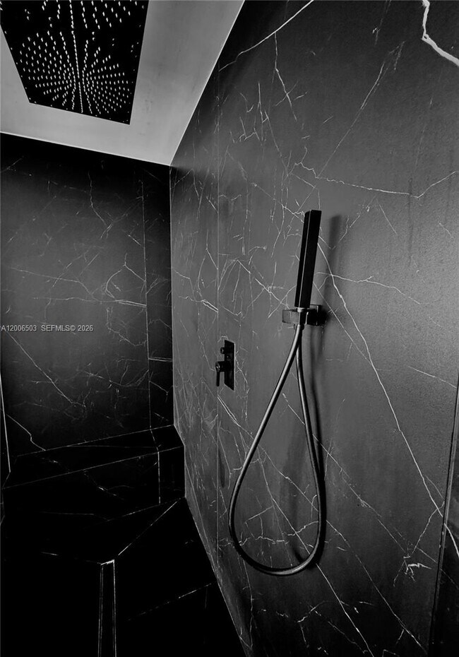 Building Photo - 2020 N Bayshore Dr