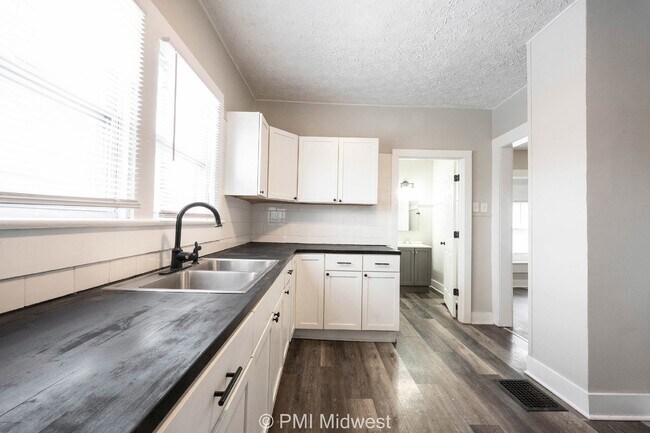 Building Photo - Charming 2 Bed, 1 Bath Rental in Indianapolis!