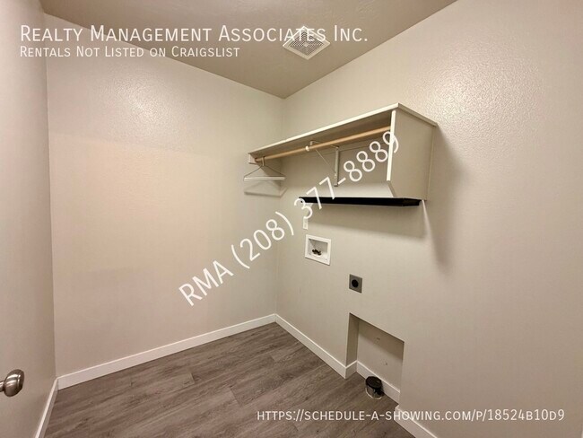 Building Photo - 6059 N Silver Spruce Ave