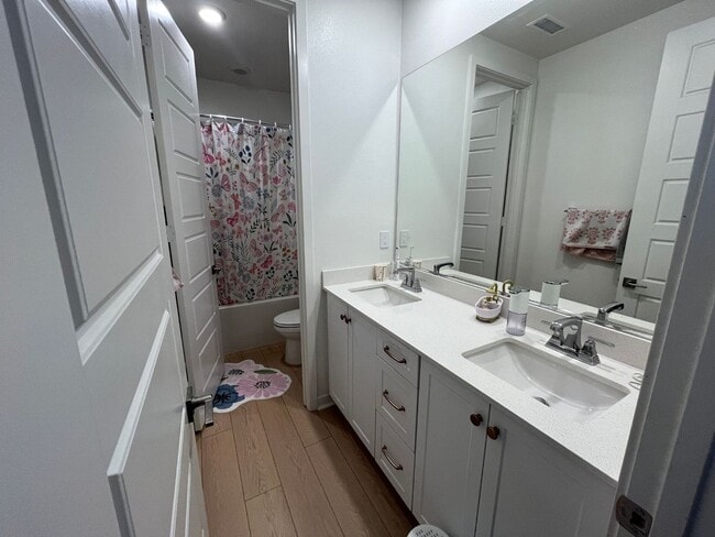 Building Photo - Beautiful 3-Bedroom Home with Solar Panels in Valencia!