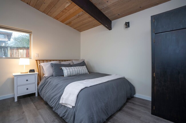 Building Photo - Fully Furnished Bungalow with Studio Livin...