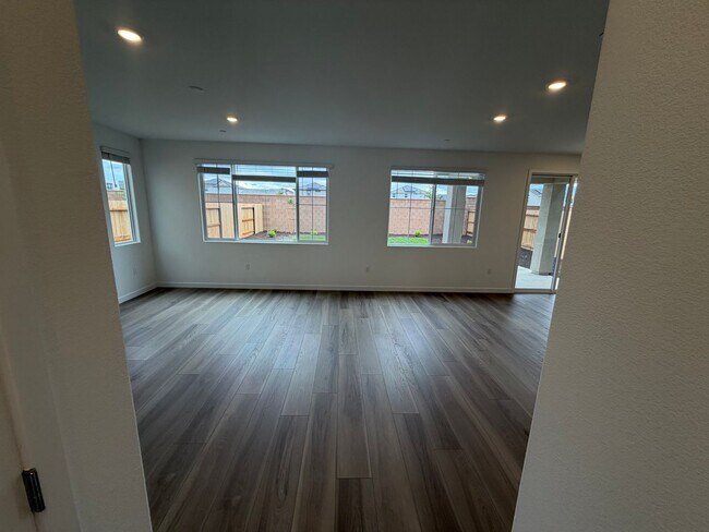 Building Photo - 3 Bedroom | 2.5 Bathroom | New two-story home in Elk Grove